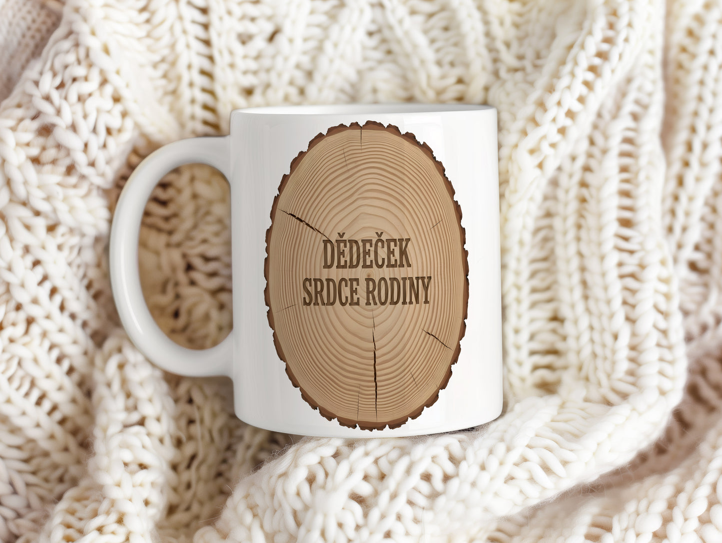 Bílý hrnek s dřevěným motivem a nápisem DĚDEČEK SRDCE RODINY.