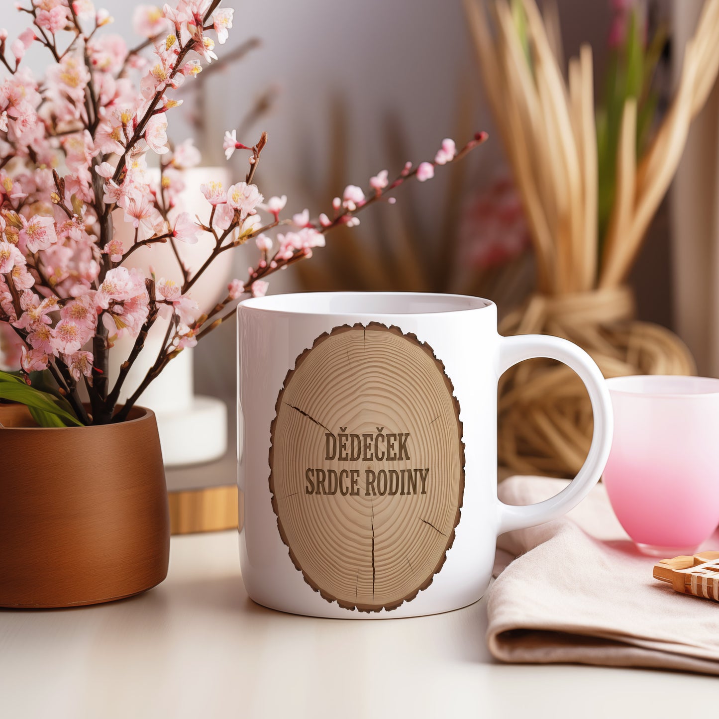 Bílý hrnek s dřevěným motivem a nápisem DĚDEČEK SRDCE RODINY.