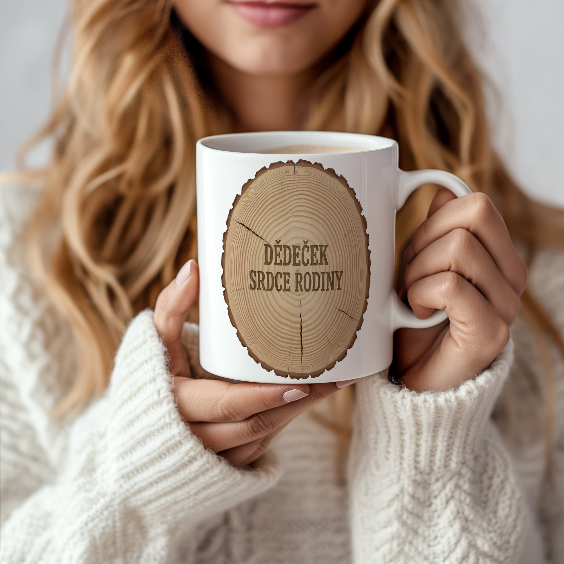 Bílý hrnek s dřevěným motivem a nápisem DĚDEČEK SRDCE RODINY.