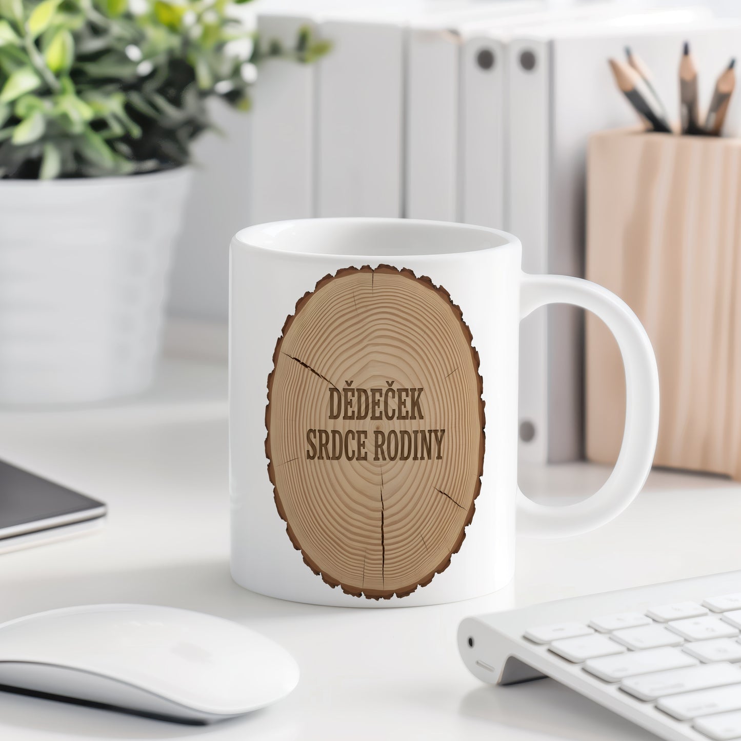 Bílý hrnek s dřevěným motivem a nápisem DĚDEČEK SRDCE RODINY.