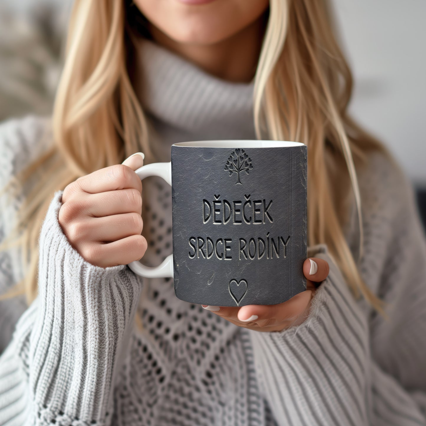 Šedý hrnek s nápisem 'Dědeček srdce rodiny' a motivem stromu srdcí.
