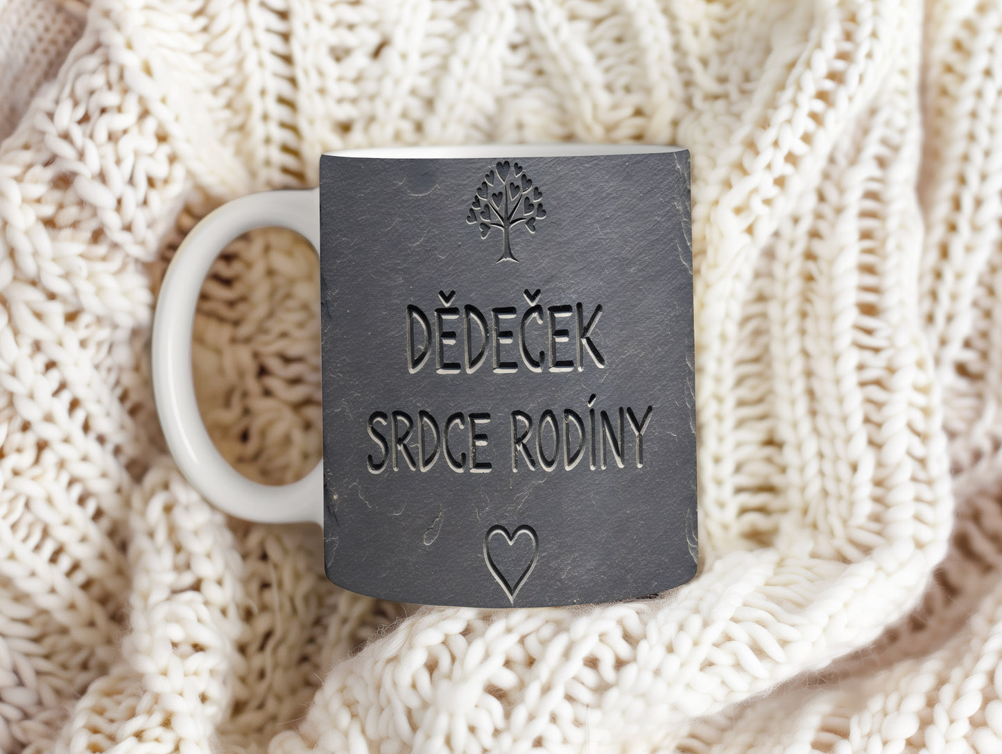 Šedý hrnek s nápisem 'Dědeček srdce rodiny' a motivem stromu srdcí.