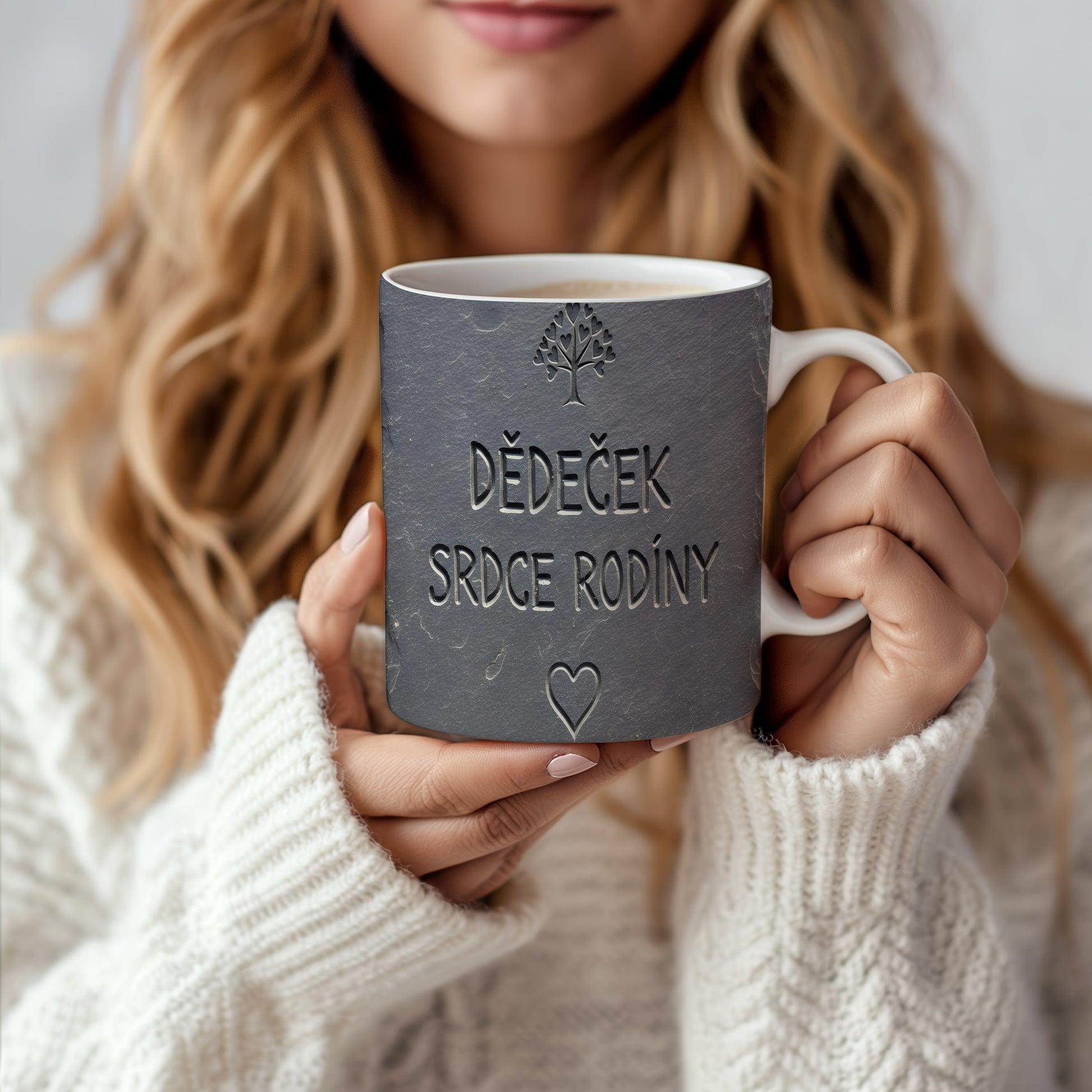 Šedý hrnek s nápisem 'Dědeček srdce rodiny' a motivem stromu srdcí.