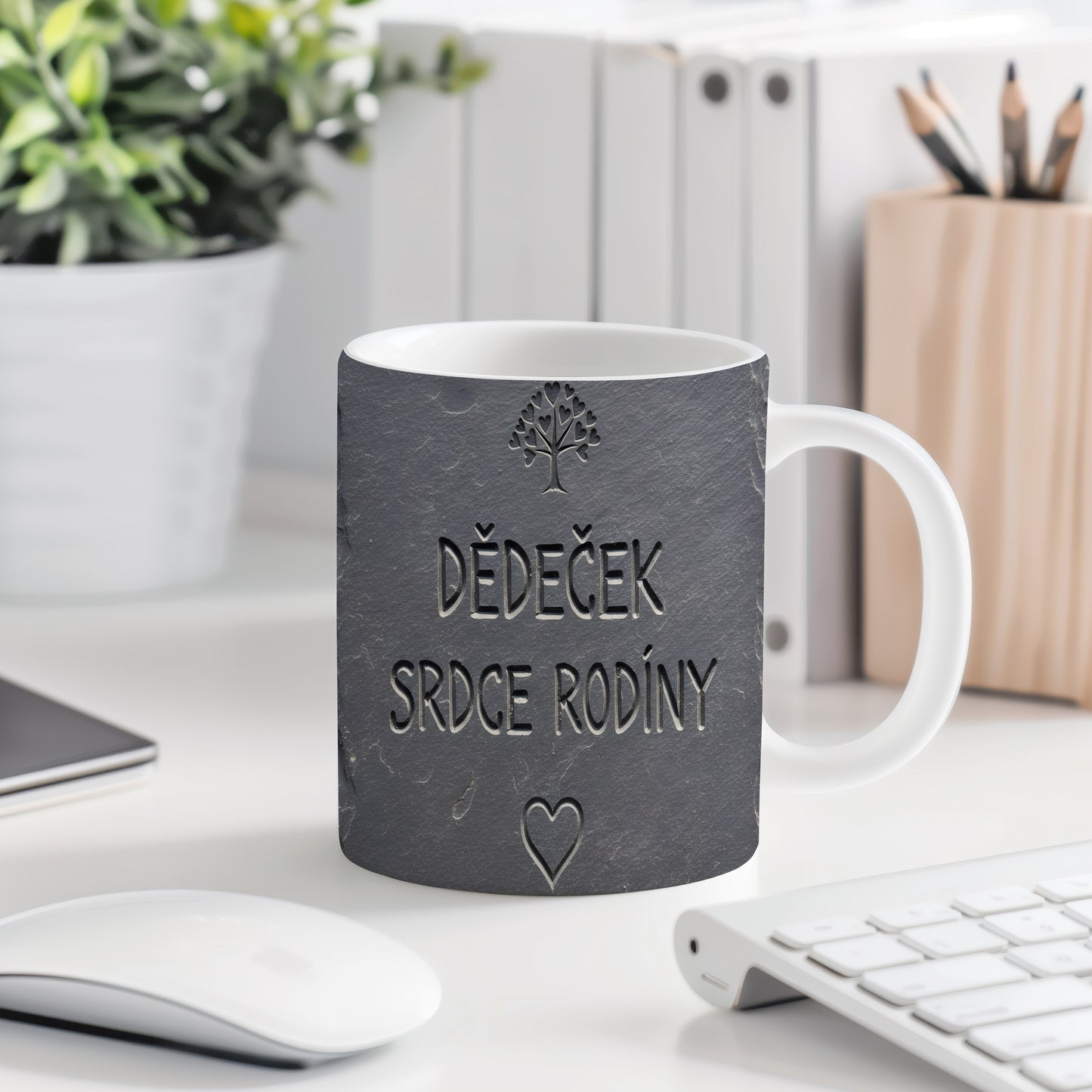 Šedý hrnek s nápisem 'Dědeček srdce rodiny' a motivem stromu srdcí.