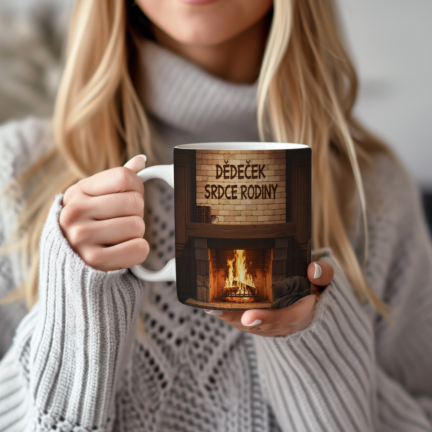 Hrnek s nápisem 'DĚDEČEK SRDCE RODINY' a motivem krbu.