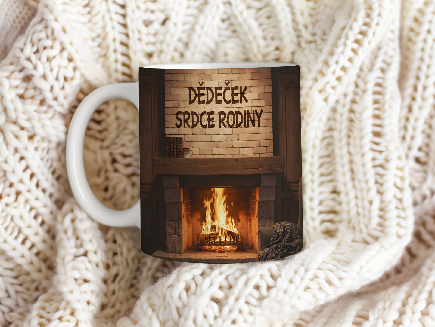 Hrnek s nápisem 'DĚDEČEK SRDCE RODINY' a motivem krbu.