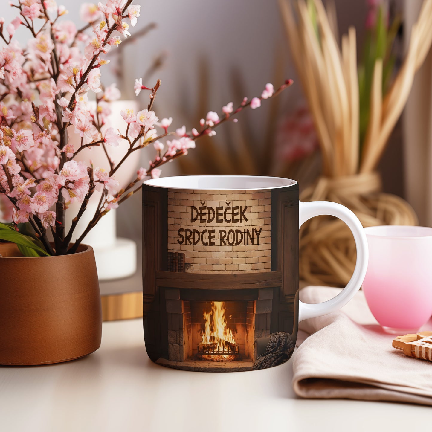 Hrnek s nápisem 'DĚDEČEK SRDCE RODINY' a motivem krbu.