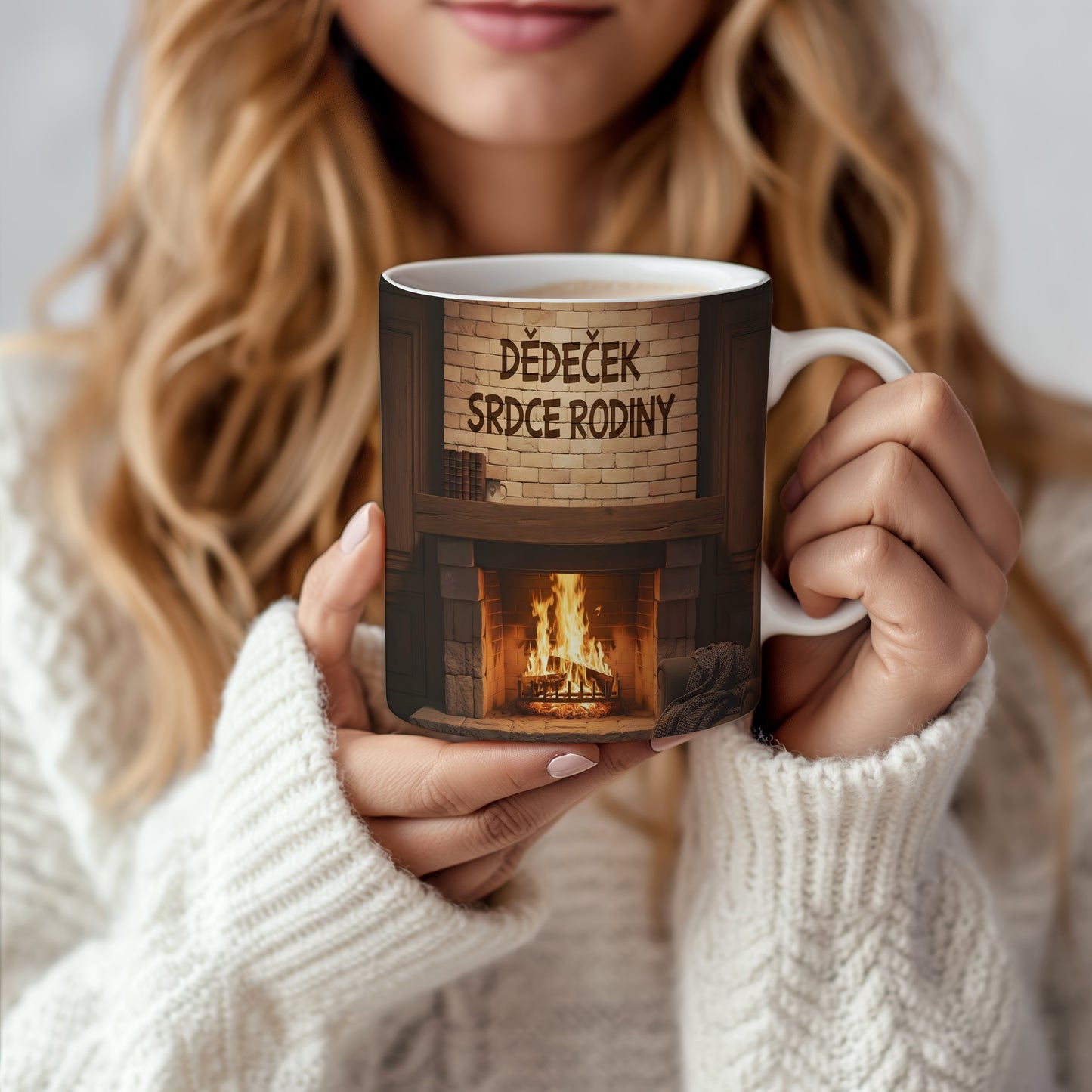 Hrnek s nápisem 'DĚDEČEK SRDCE RODINY' a motivem krbu.