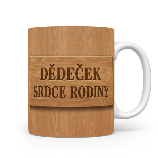 Bílý hrnek s dřevěným vzhledem a nápisem 'DĚDEČEK SRDCE RODINY'.