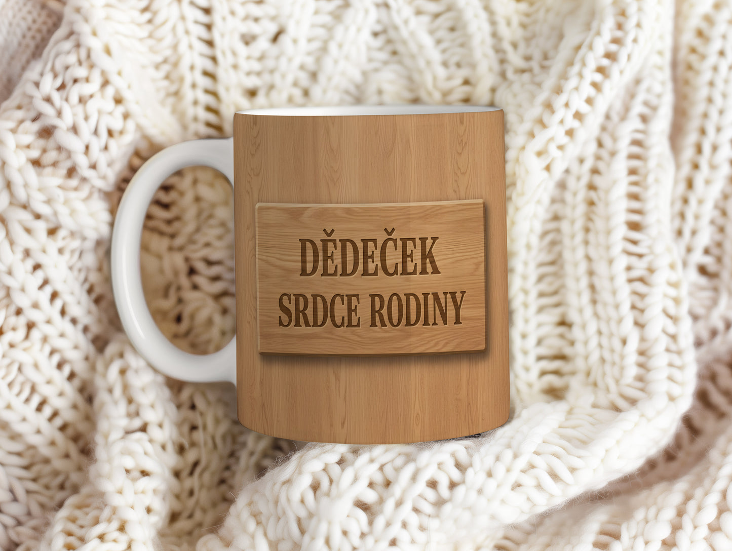 Bílý hrnek s dřevěným vzhledem a nápisem 'DĚDEČEK SRDCE RODINY'.