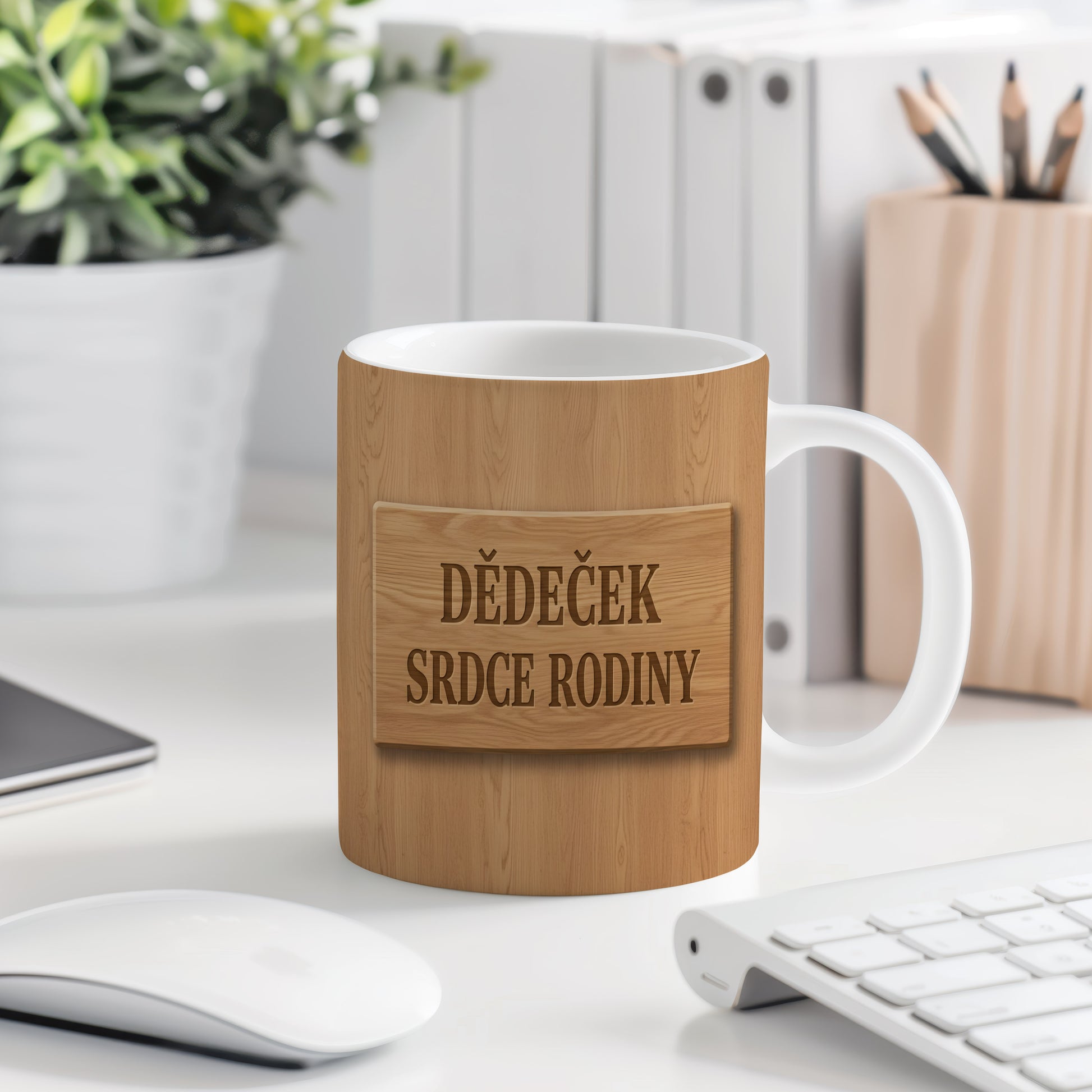 Bílý hrnek s dřevěným vzhledem a nápisem 'DĚDEČEK SRDCE RODINY'.