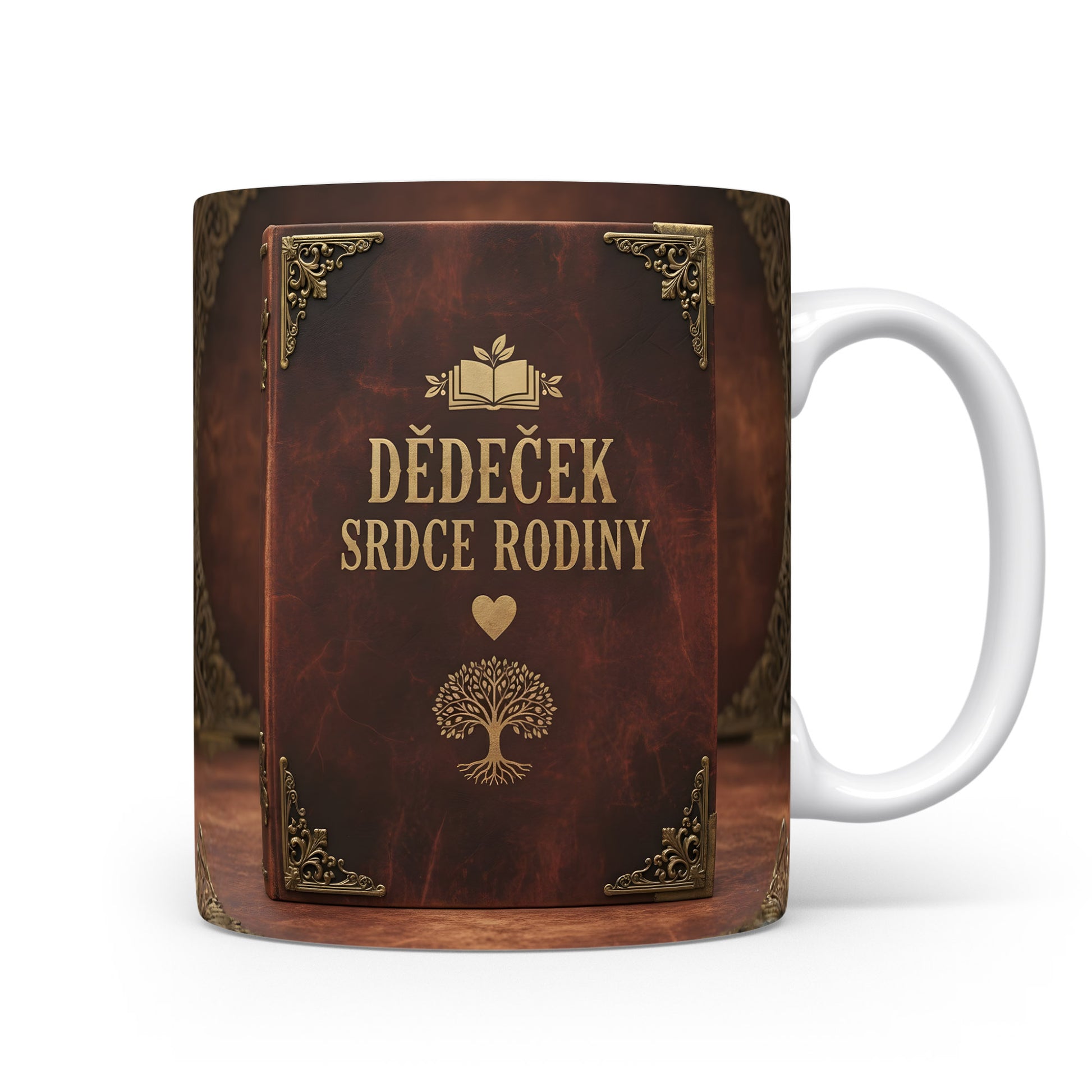 Hnědý hrnek s vintage designem a nápisem DĚDEČEK SRDCE RODINY.