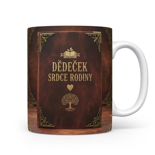 Hnědý hrnek s vintage designem a nápisem DĚDEČEK SRDCE RODINY.
