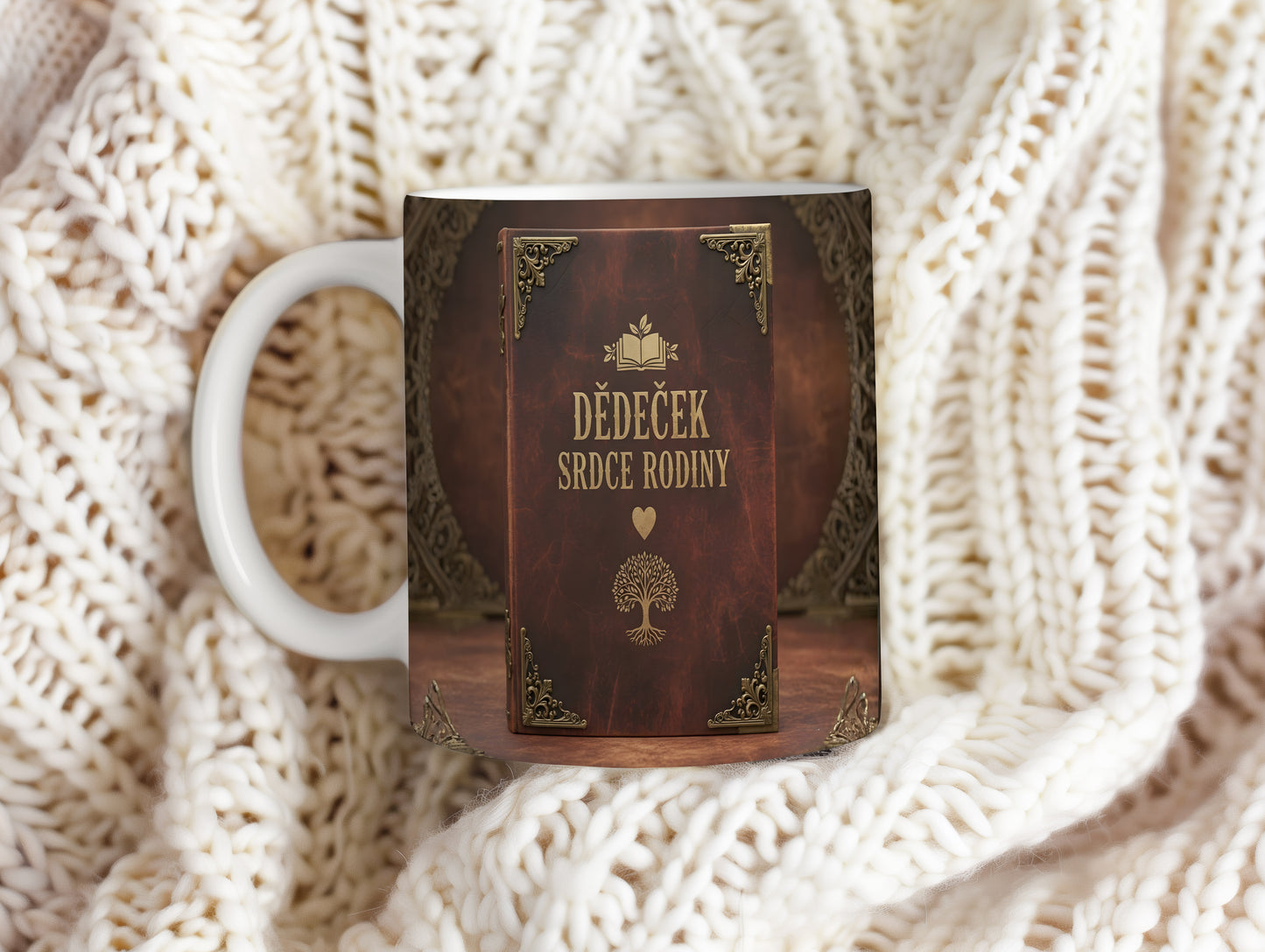 Hnědý hrnek s vintage designem a nápisem DĚDEČEK SRDCE RODINY.