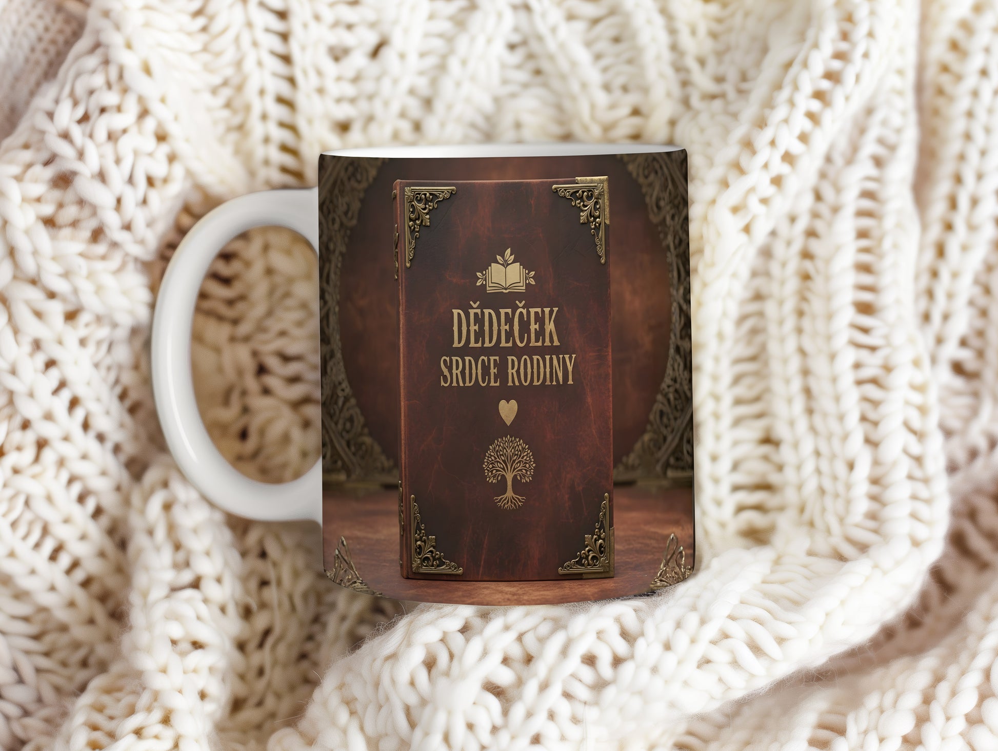 Hnědý hrnek s vintage designem a nápisem DĚDEČEK SRDCE RODINY.