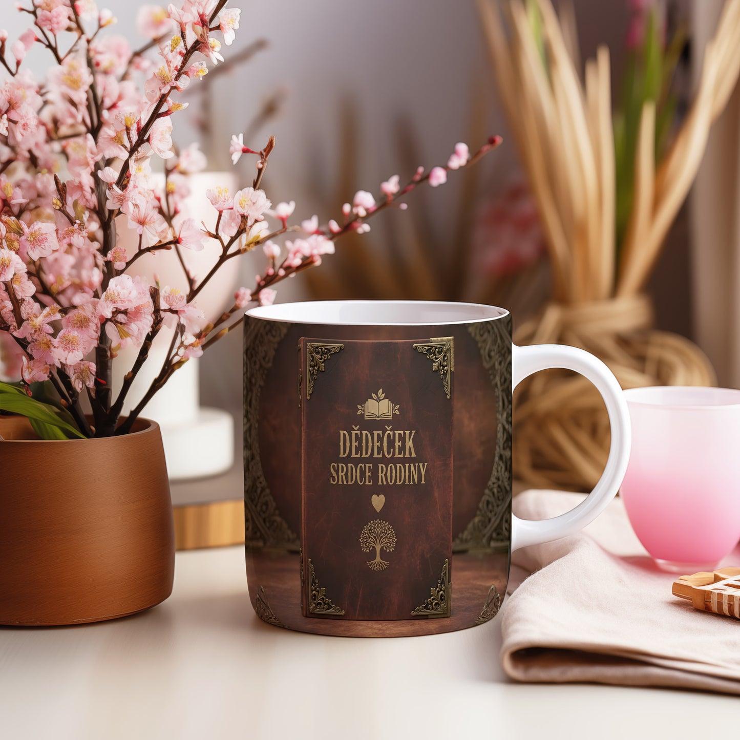 Hnědý hrnek s vintage designem a nápisem DĚDEČEK SRDCE RODINY.