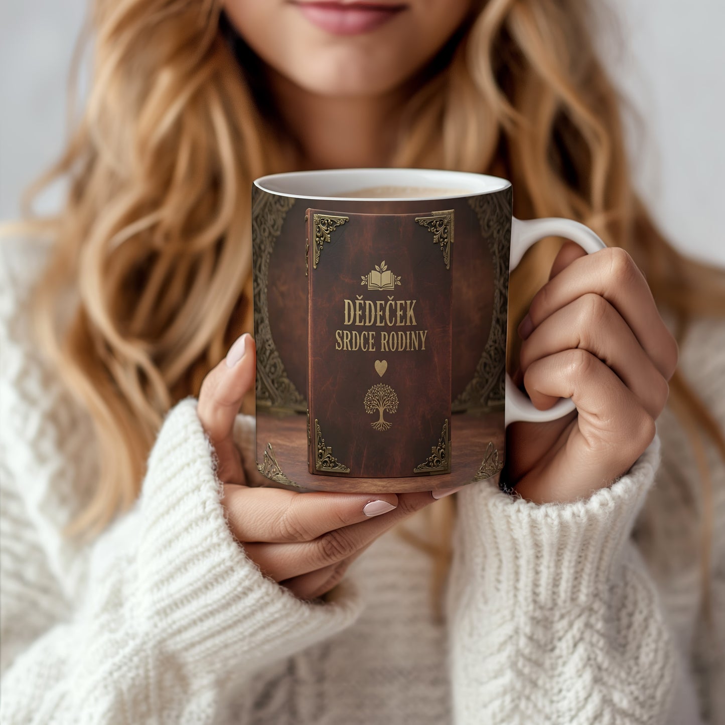 Hnědý hrnek s vintage designem a nápisem DĚDEČEK SRDCE RODINY.