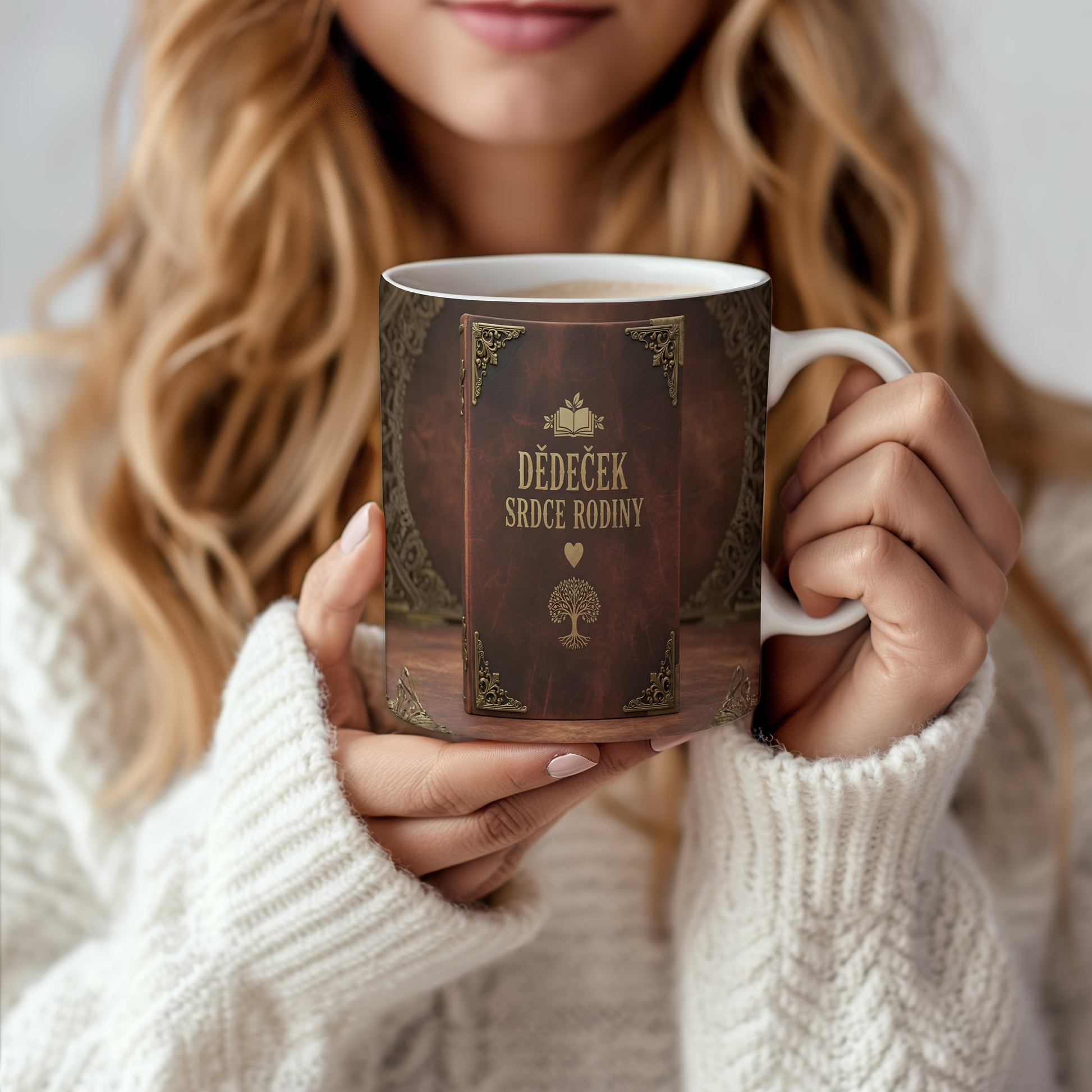 Hnědý hrnek s vintage designem a nápisem DĚDEČEK SRDCE RODINY.