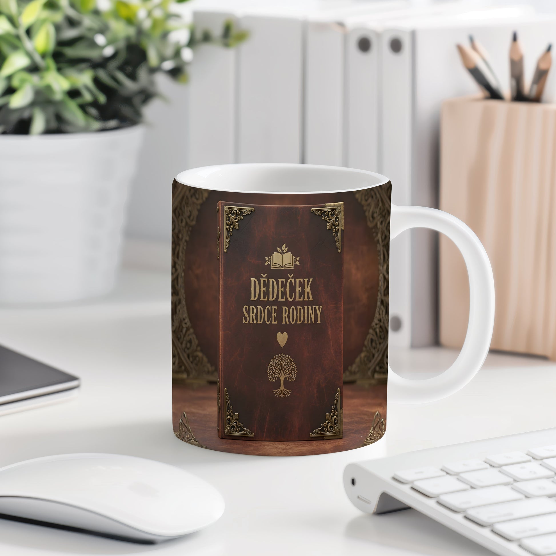 Hnědý hrnek s vintage designem a nápisem DĚDEČEK SRDCE RODINY.