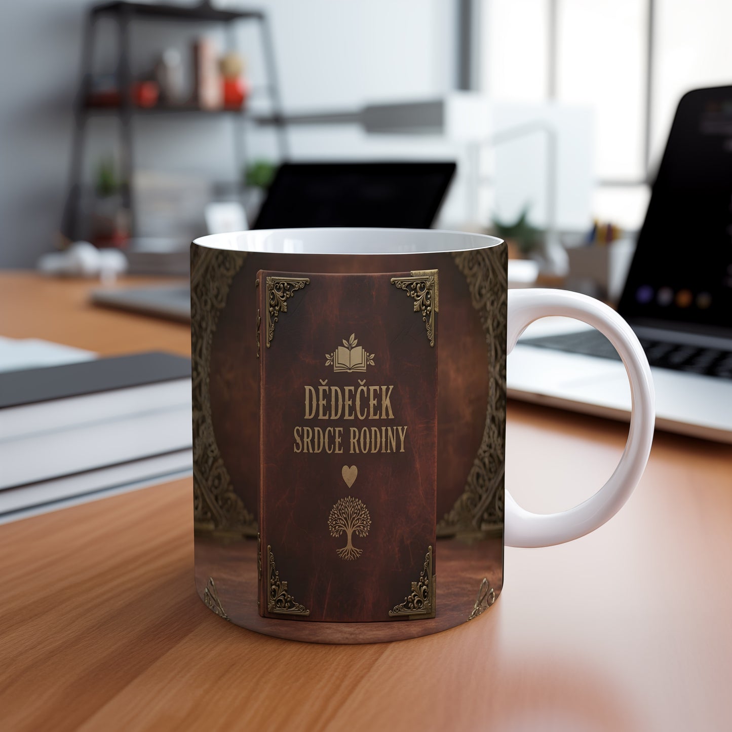 Hnědý hrnek s vintage designem a nápisem DĚDEČEK SRDCE RODINY.