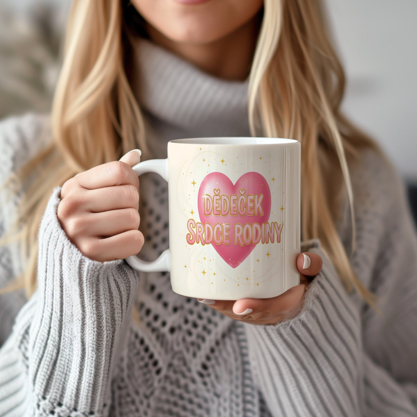 Hrnek s růžovým srdcem a nápisem DĚDEČEK SRDCE RODINY.
