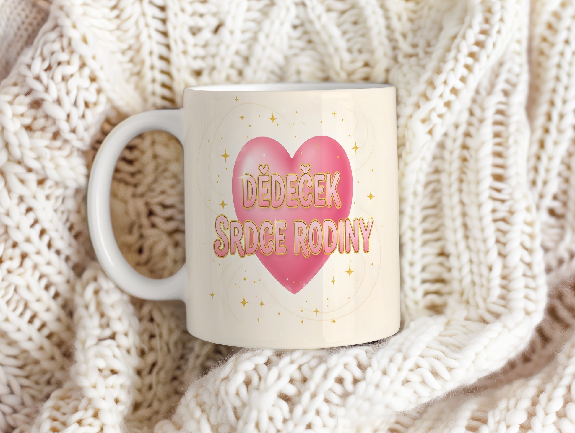 Hrnek s růžovým srdcem a nápisem DĚDEČEK SRDCE RODINY.
