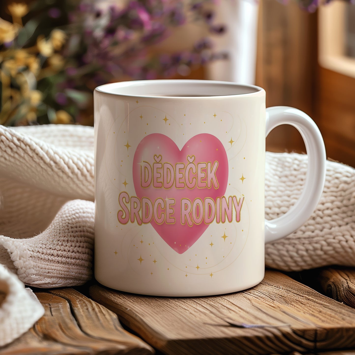 Hrnek s růžovým srdcem a nápisem DĚDEČEK SRDCE RODINY.