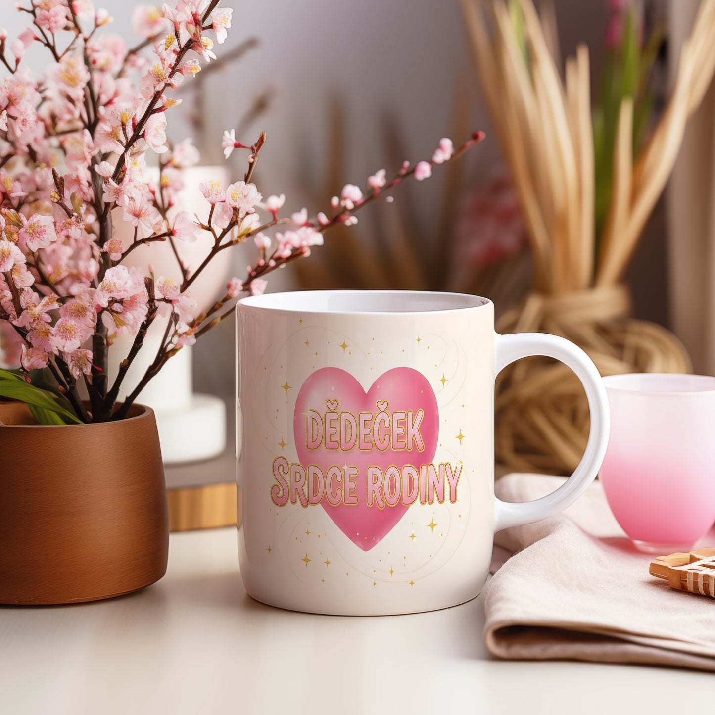 Hrnek s růžovým srdcem a nápisem DĚDEČEK SRDCE RODINY.