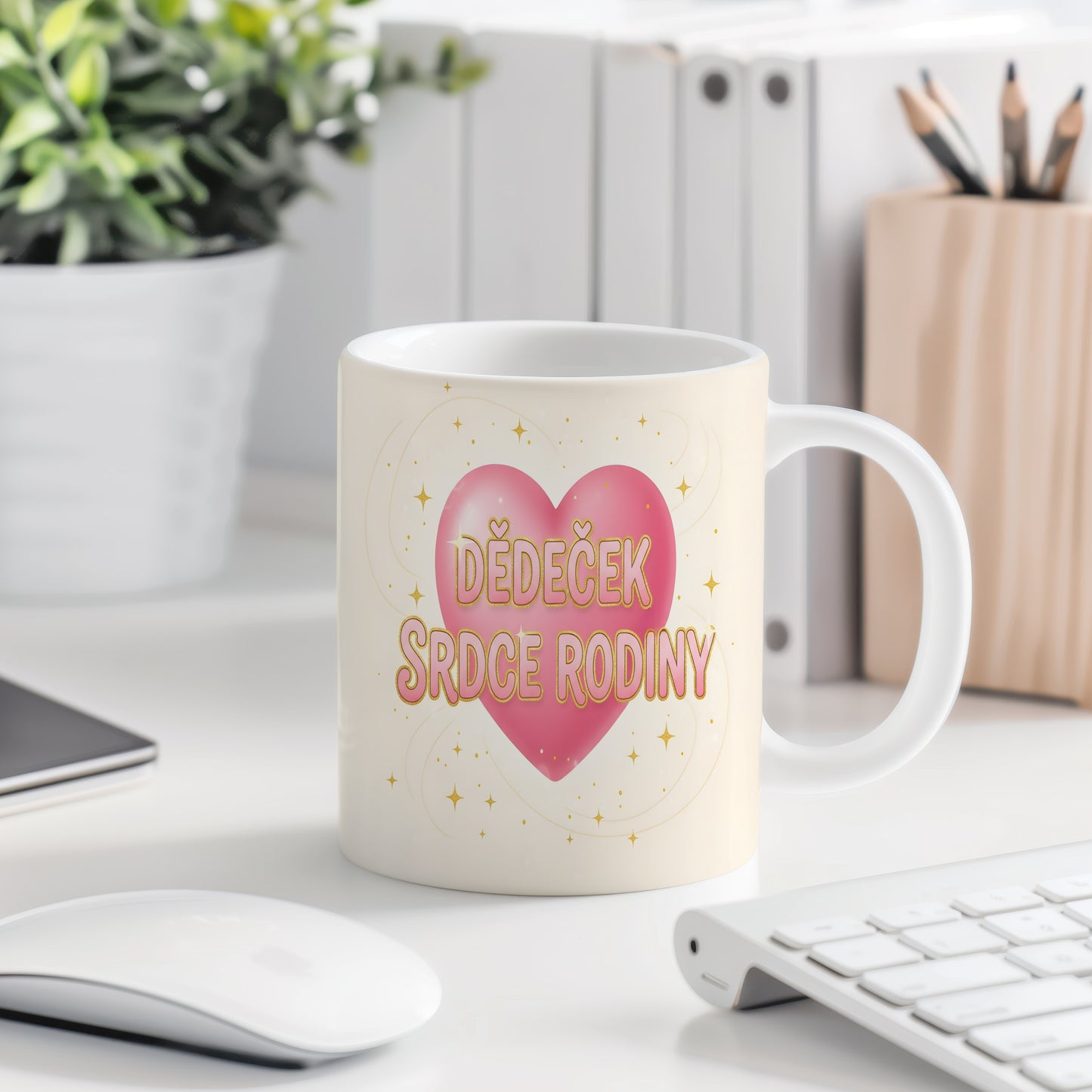 Hrnek s růžovým srdcem a nápisem DĚDEČEK SRDCE RODINY.