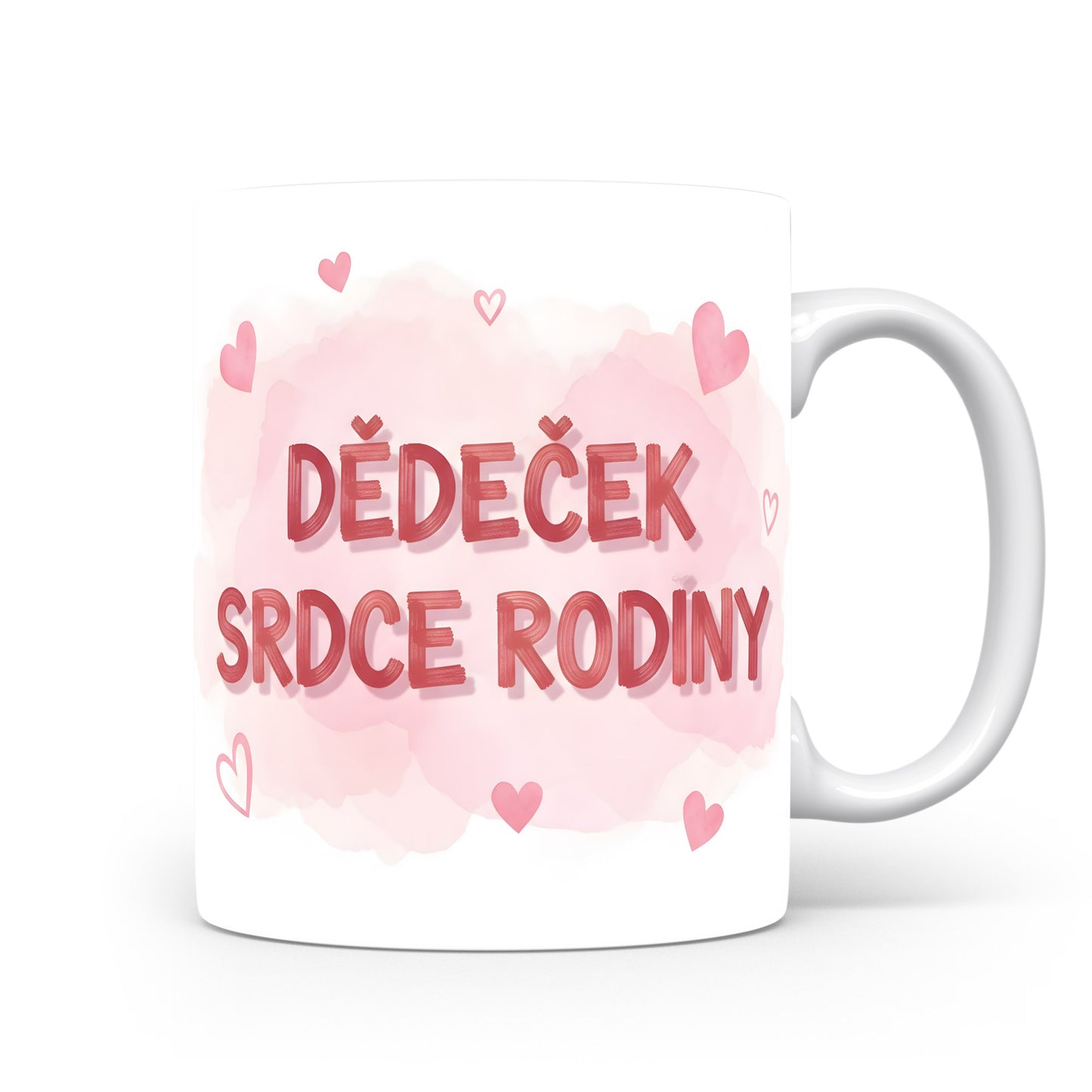 Bílý hrnek s růžovými srdci a nápisem DĚDEČEK SRDCE RODINY.