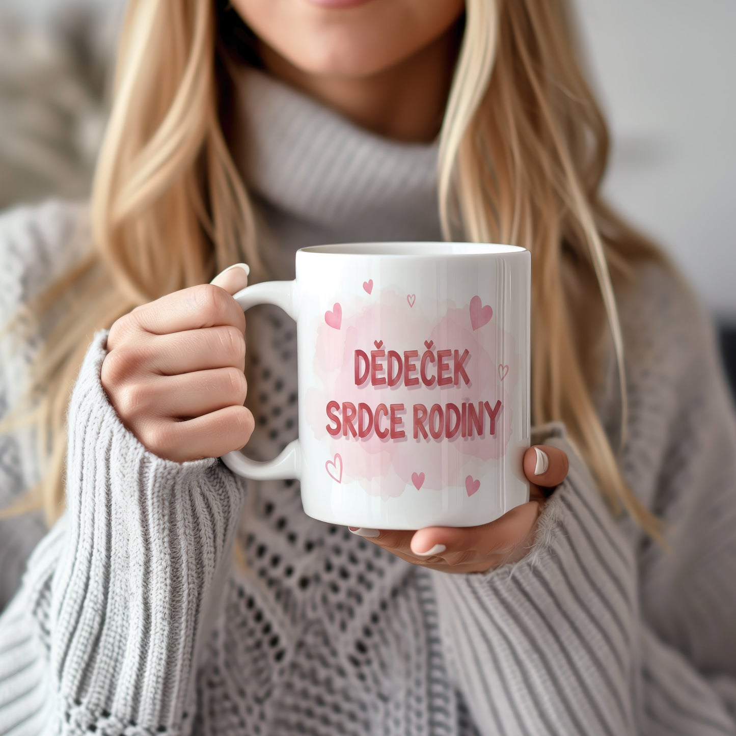 Bílý hrnek s růžovými srdci a nápisem DĚDEČEK SRDCE RODINY.