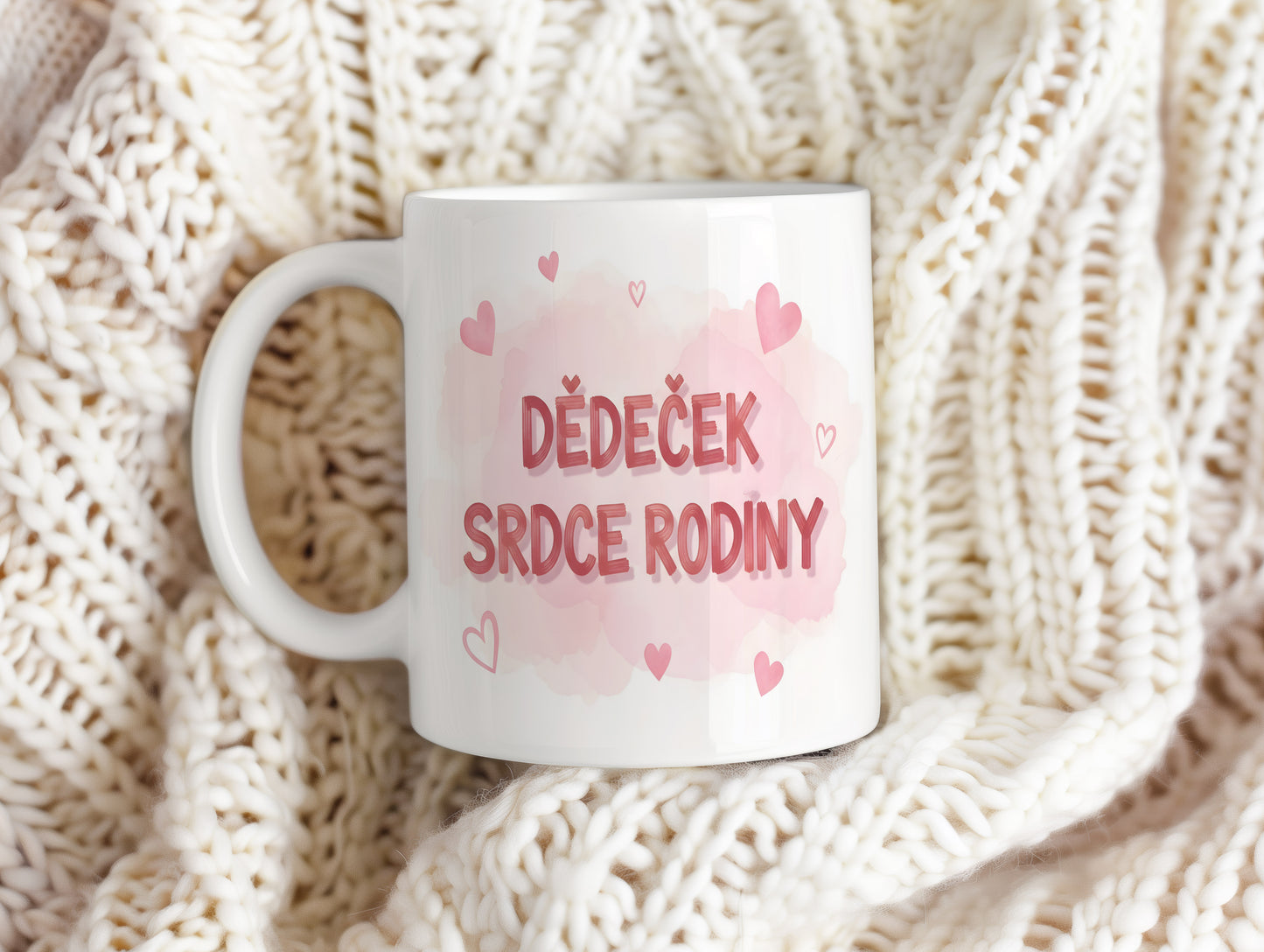 Bílý hrnek s růžovými srdci a nápisem DĚDEČEK SRDCE RODINY.