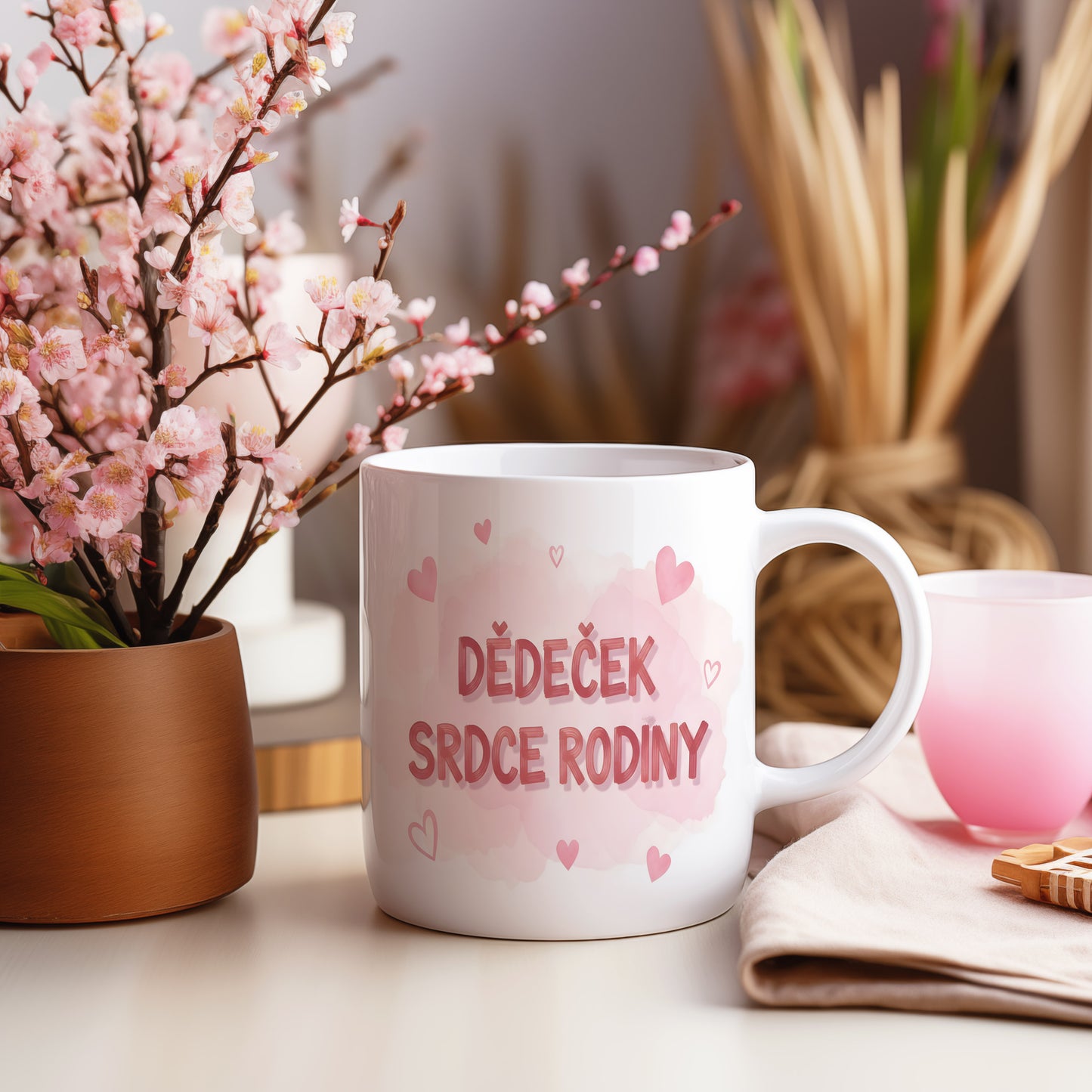 Bílý hrnek s růžovými srdci a nápisem DĚDEČEK SRDCE RODINY.