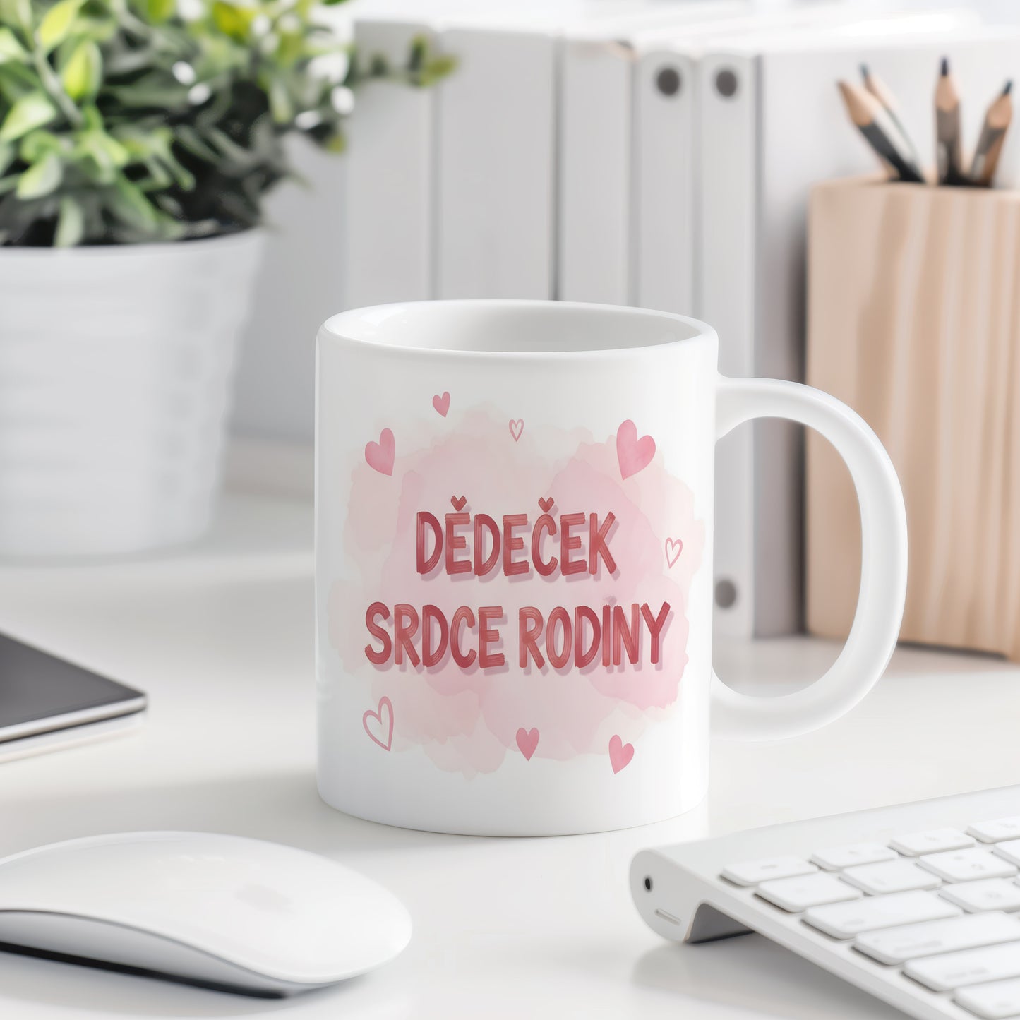 Bílý hrnek s růžovými srdci a nápisem DĚDEČEK SRDCE RODINY.