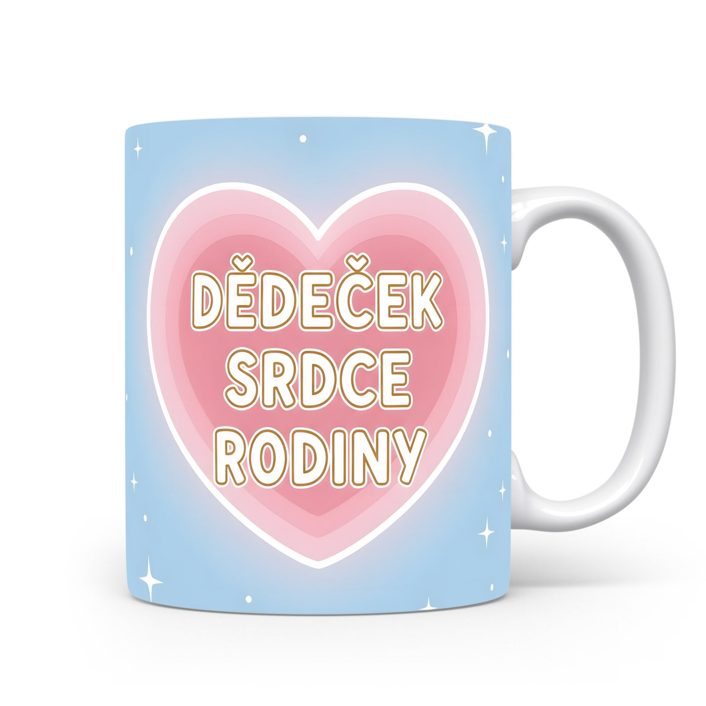 Hrnek s růžovým srdcem a nápisem 'DĚDEČEK SRDCE RODINY' na modrém pozadí.