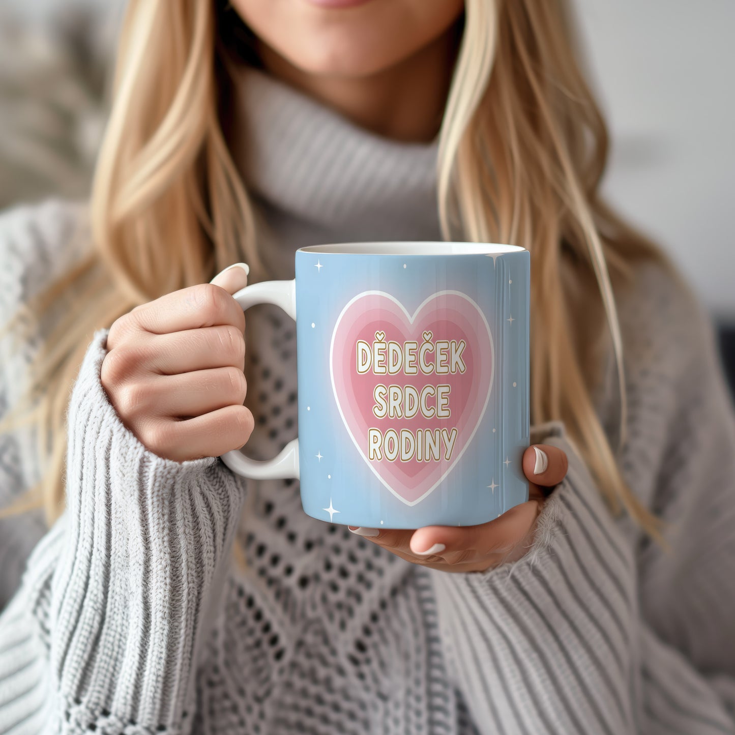 Hrnek s růžovým srdcem a nápisem 'DĚDEČEK SRDCE RODINY' na modrém pozadí.