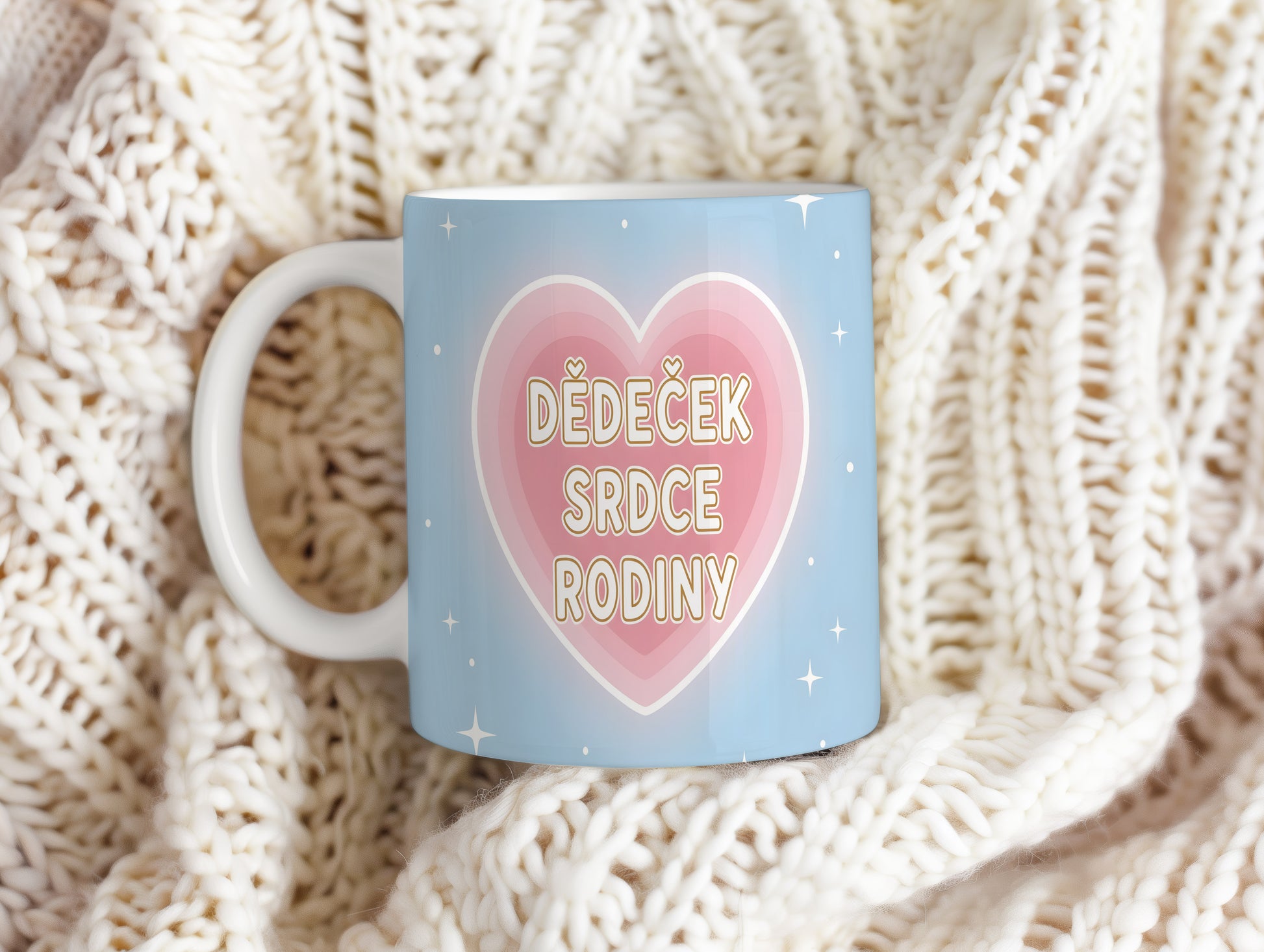 Hrnek s růžovým srdcem a nápisem 'DĚDEČEK SRDCE RODINY' na modrém pozadí.