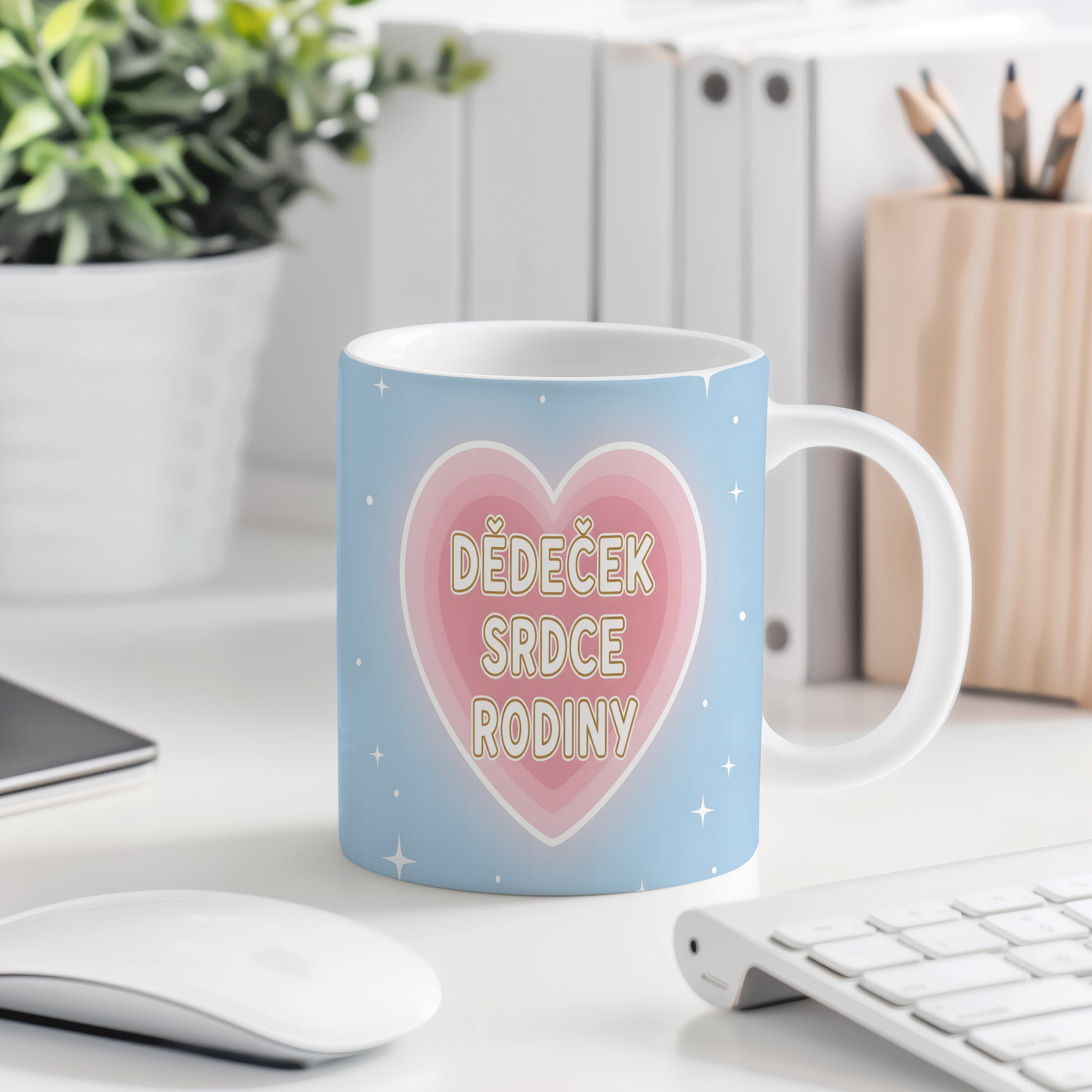 Hrnek s růžovým srdcem a nápisem 'DĚDEČEK SRDCE RODINY' na modrém pozadí.