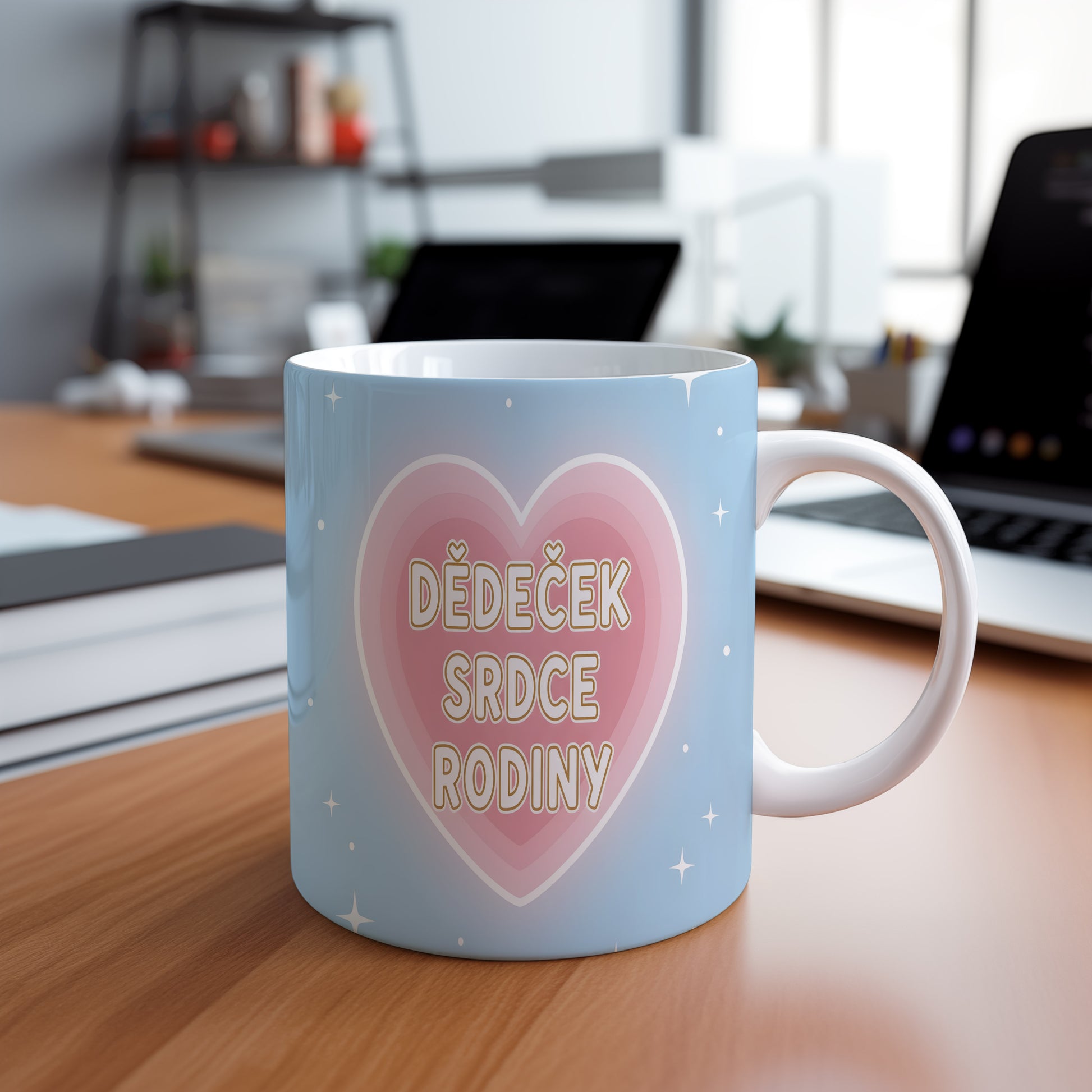 Hrnek s růžovým srdcem a nápisem 'DĚDEČEK SRDCE RODINY' na modrém pozadí.