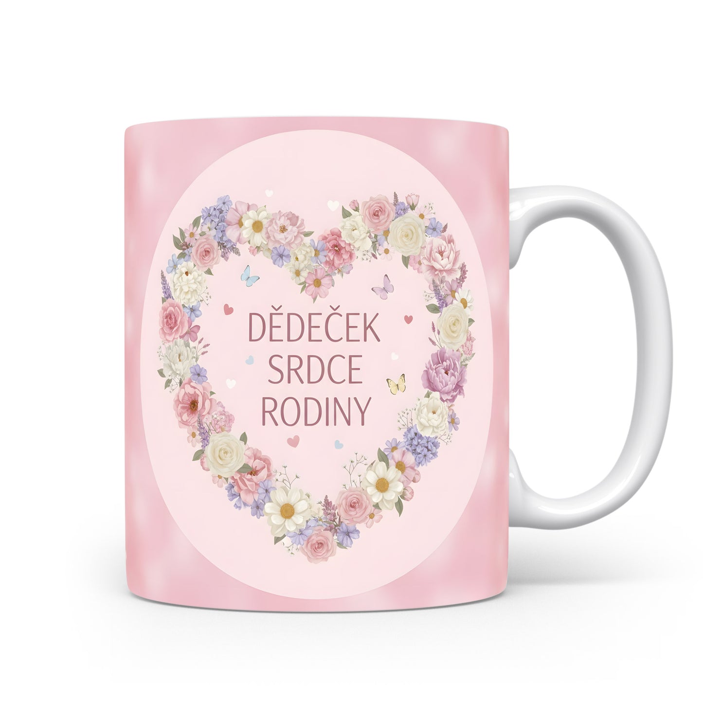 Růžový hrnek s květinovým srdcem a nápisem 'DĚDEČEK SRDCE RODINY'.