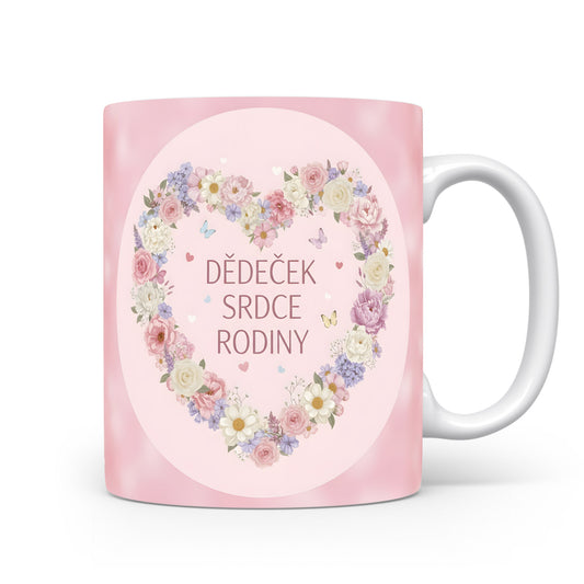 Růžový hrnek s květinovým srdcem a nápisem 'DĚDEČEK SRDCE RODINY'.
