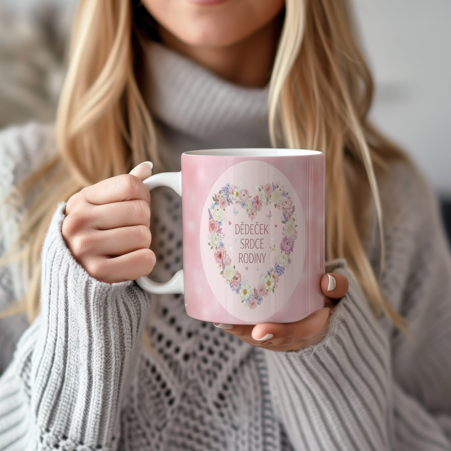 Růžový hrnek s květinovým srdcem a nápisem 'DĚDEČEK SRDCE RODINY'.