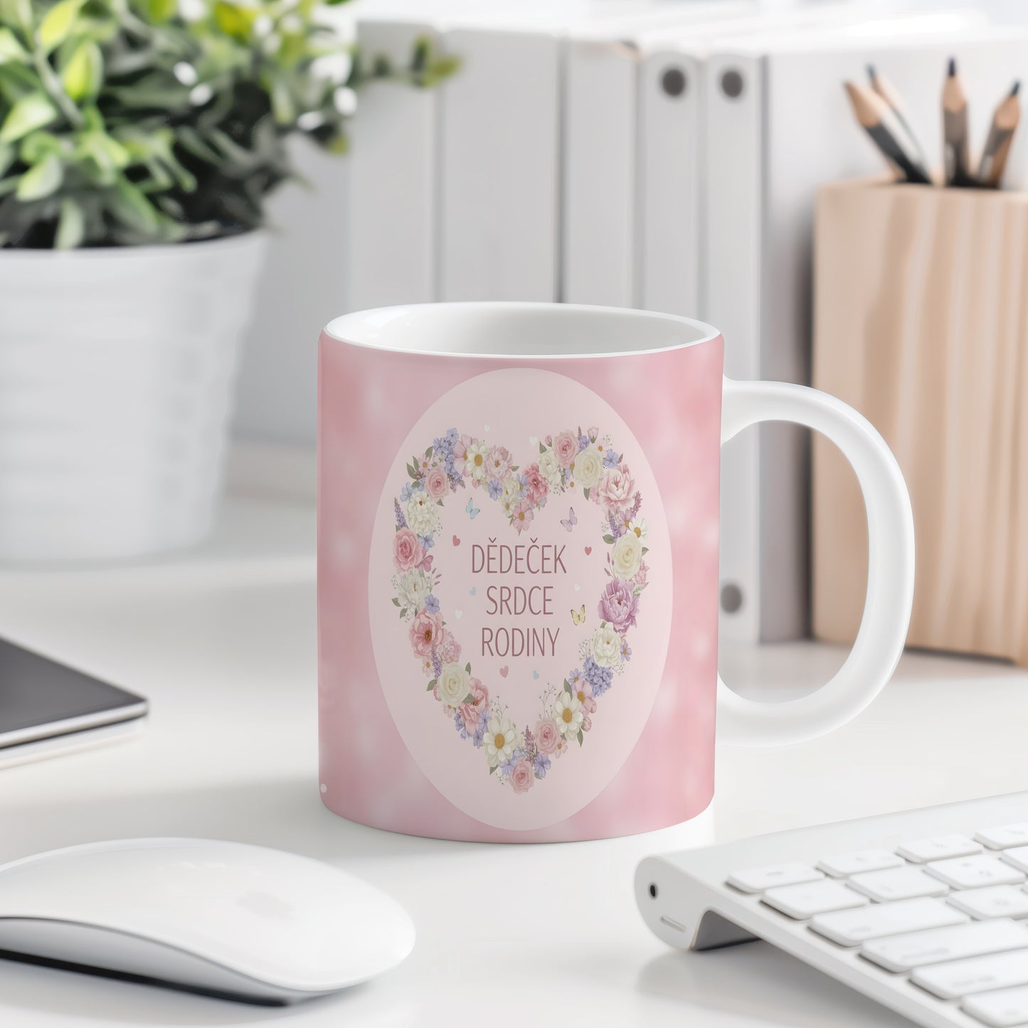 Růžový hrnek s květinovým srdcem a nápisem 'DĚDEČEK SRDCE RODINY'.