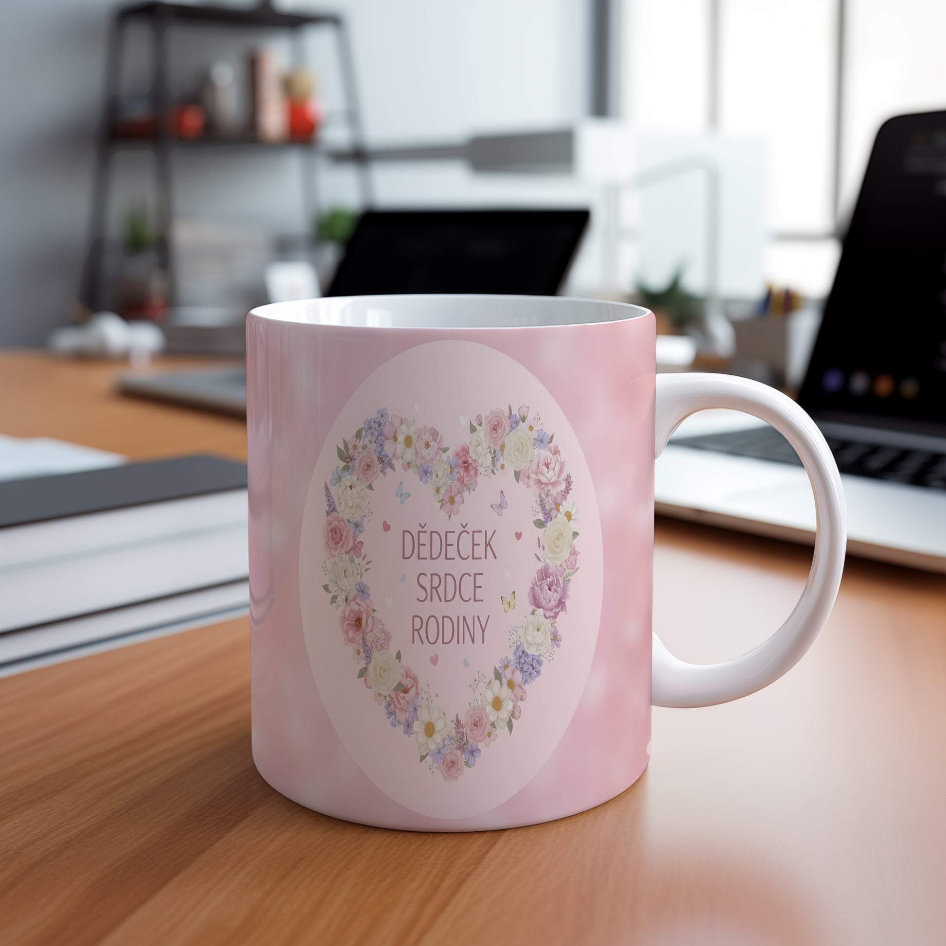 Růžový hrnek s květinovým srdcem a nápisem 'DĚDEČEK SRDCE RODINY'.