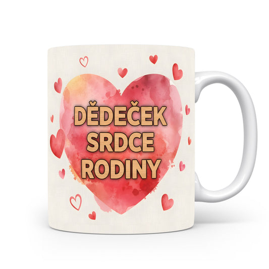 Hrnek s červeným srdcem a nápisem 'DĚDEČEK SRDCE RODINY'.