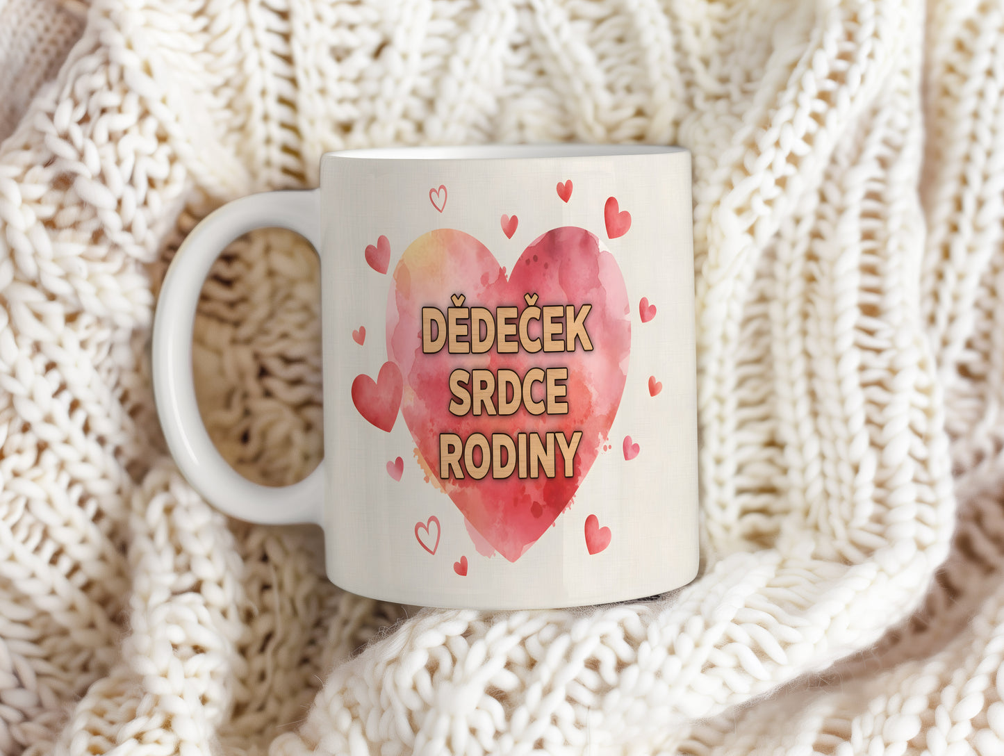 Hrnek s červeným srdcem a nápisem 'DĚDEČEK SRDCE RODINY'.