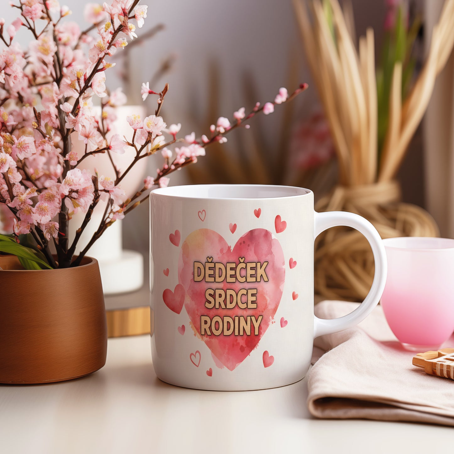 Hrnek s červeným srdcem a nápisem 'DĚDEČEK SRDCE RODINY'.