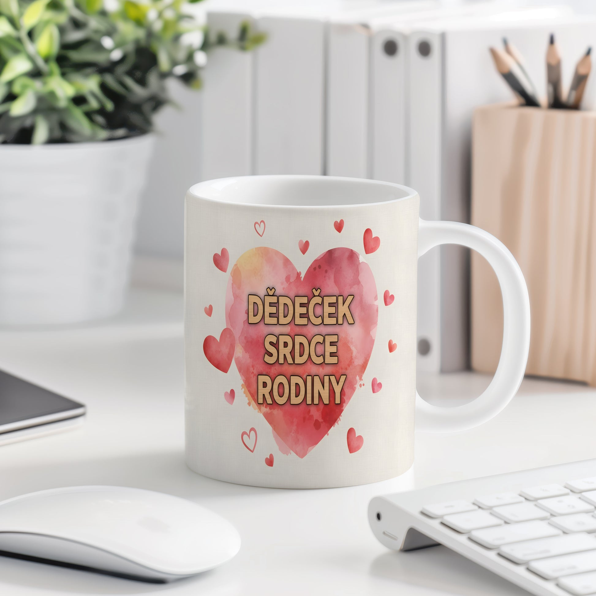 Hrnek s červeným srdcem a nápisem 'DĚDEČEK SRDCE RODINY'.