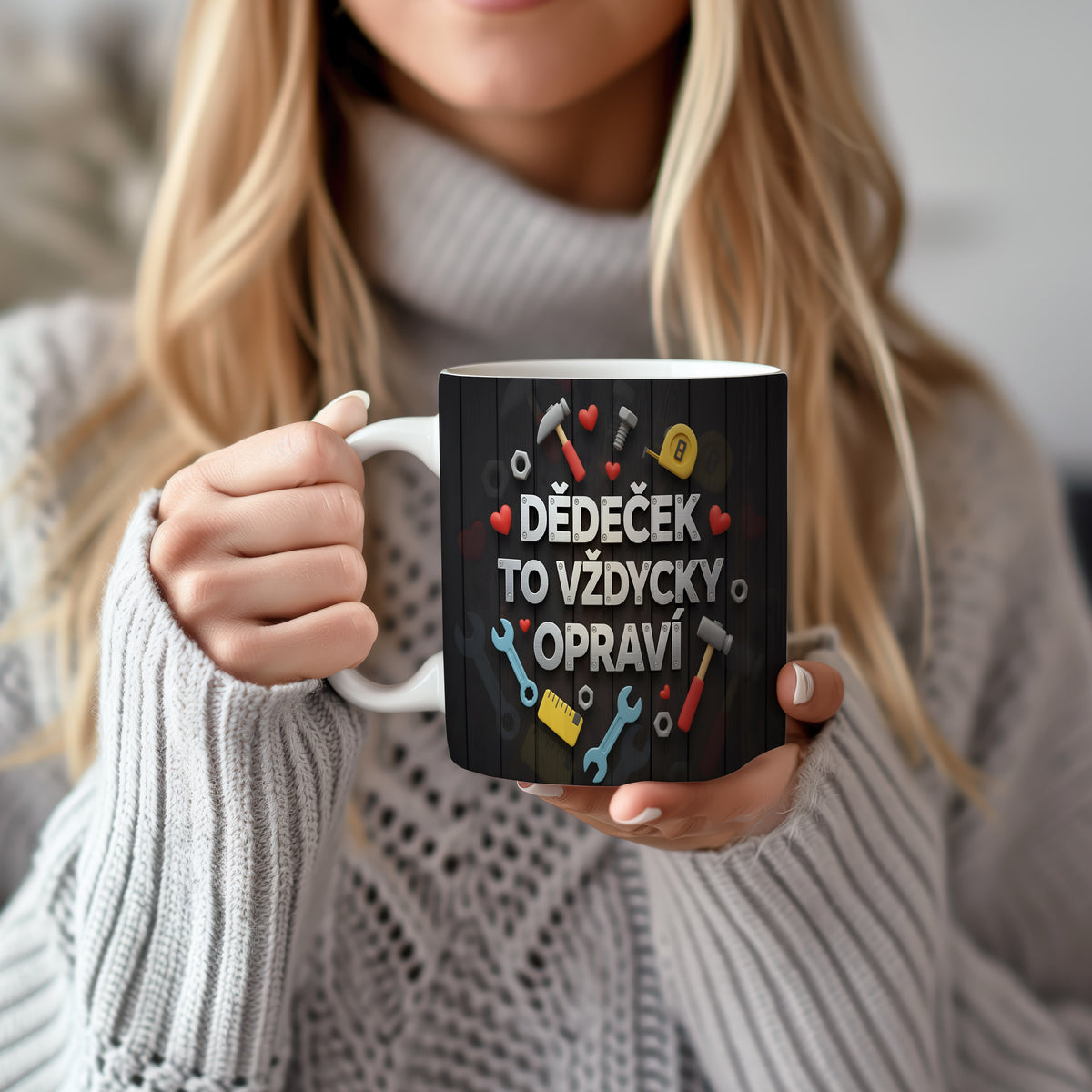 Hrnek s nápisem DĚDEČEK TO VŽDYCKY OPRAVÍ, obklopený nářadím a srdci.