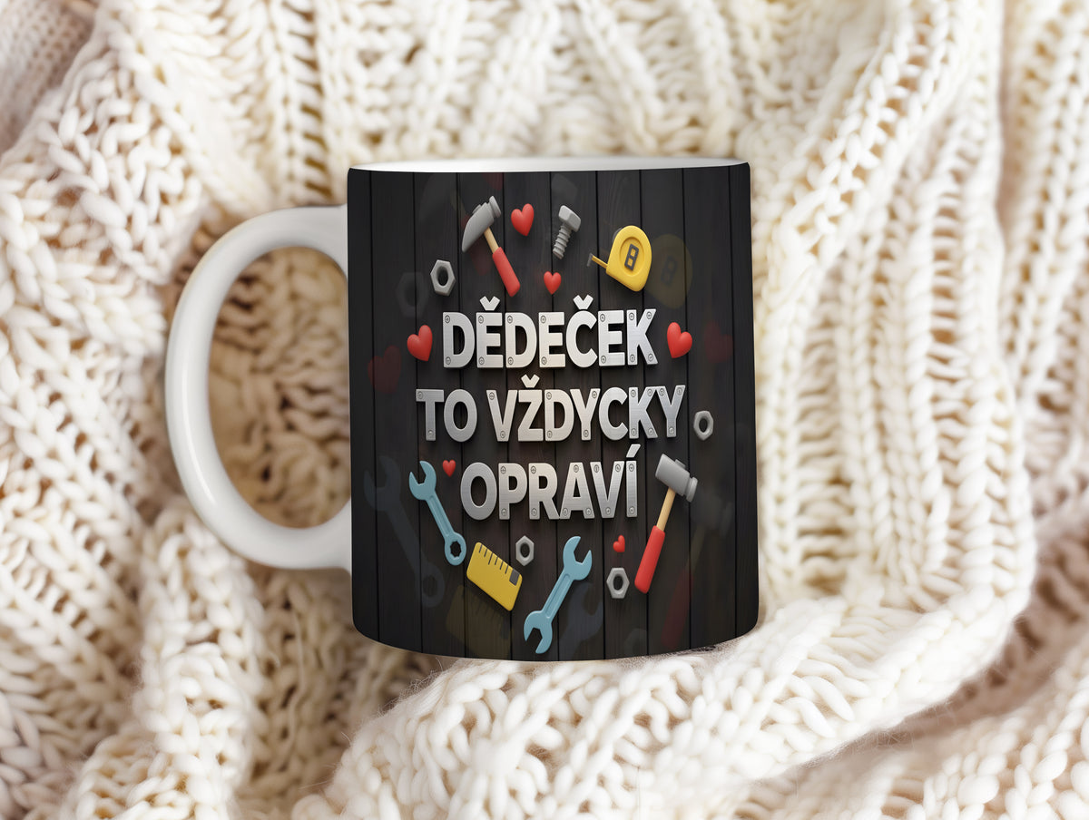 Hrnek s nápisem DĚDEČEK TO VŽDYCKY OPRAVÍ, obklopený nářadím a srdci.